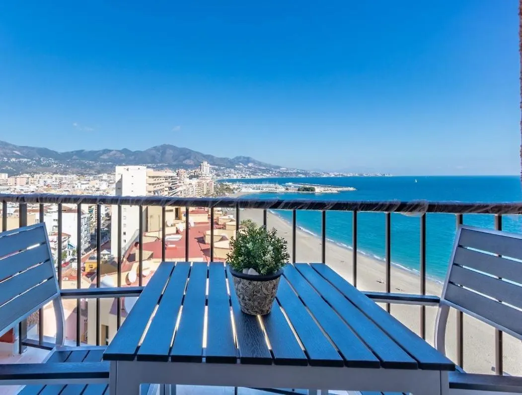 Fuengirola. Bonito Apartamento En Paseo Maritimo. Espectaculares Vistas Al Mar. Primera Linea