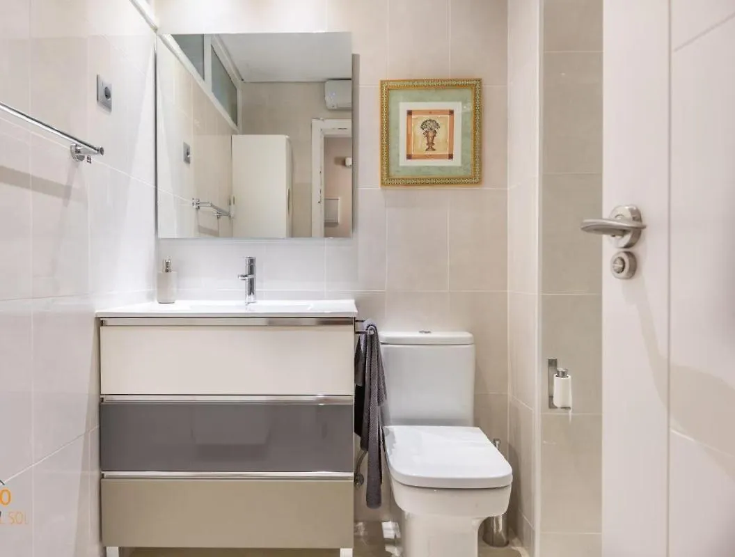 Fuengirola. Bonito apartamento en Paseo Marítimo. Espectaculares vistas al mar. Primera línea