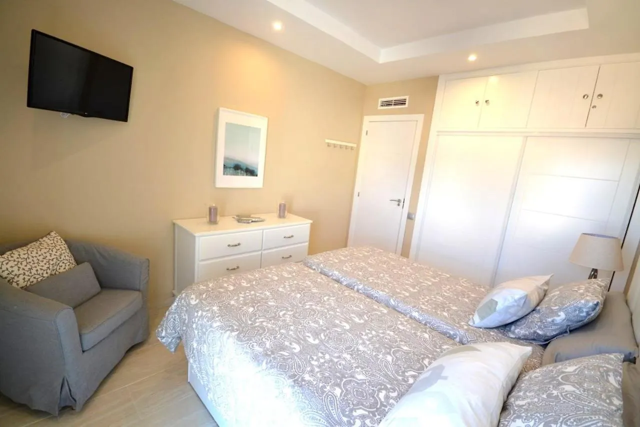 Fuengirola. Bonito Apartamento En Paseo Maritimo. Espectaculares Vistas Al Mar. Primera Linea 0*, Fuengirola