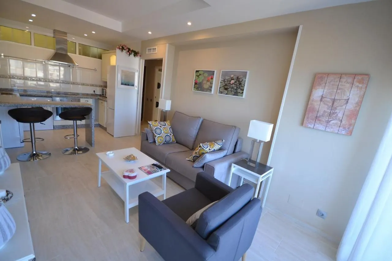 Fuengirola. Bonito apartamento en Paseo Marítimo. Espectaculares vistas al mar. Primera línea Fuengirola